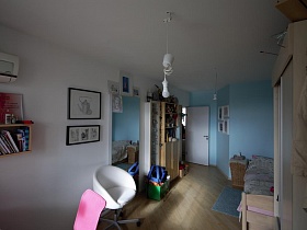 белая и голубая стены в детской комнате стильной трехкомнатной квартиры в Икеа стиле