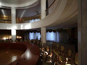 Двухэтажный зал собраний правительства