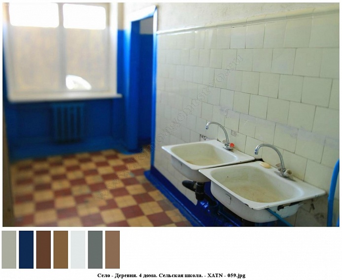 белые железные раковины у стены с белой квадратной плиткой в сан комнате с синими панелями сельской школы