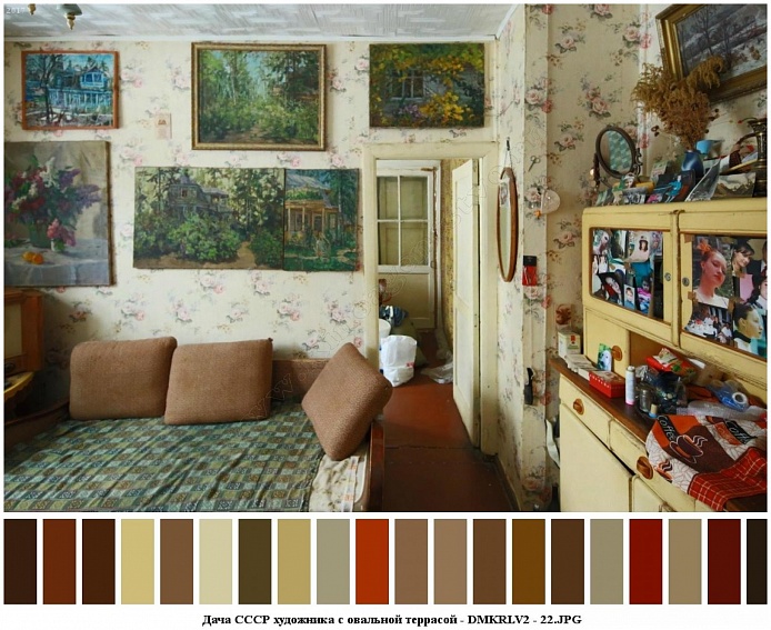 природа на многочисленных картинах художника на стене светлой столовой с мягким диваном и подушками на советской профессорской даче с овальной террасой