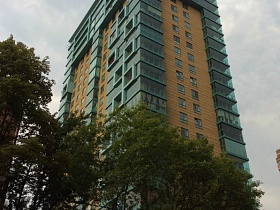 необычное архитектурное решение здания с черными балконами в 22 этажа