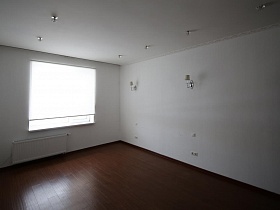 белые стены и потолок в просторной свободной комнаты