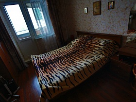 дверь из спальни на балкон в трехкомнатной квартире стандартного дома