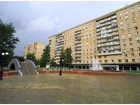 площадь в парке с фонтанами и красивым мостом в жилом квартале
