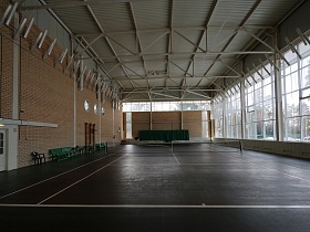 Крытый теннисный корт с большим панорамным окном для съемок кино