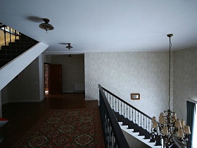 белый потолок просторного холла второго этажа с перилами над гостиной деревянного добротного дома