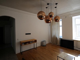 простые предметы мебели в гостиной с белыми стенами и потолком современной скандинавской квартиры