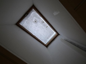 прямоугольное окно на белом потолке офиса