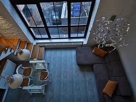 Лофт два этажа, серый пол в лофте, лестница из дерева в лофт квартире, просторный двухэтажный лофт вид со второго этажа