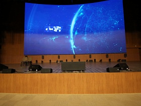 Гигантский экран в зале для съемок кино