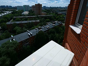 вид из окна высотного современного дома на крыши соседних домов пятиэтажек