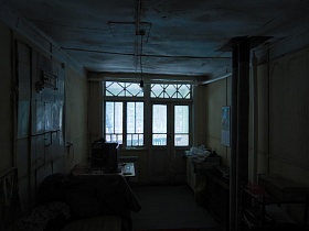 незашторенные два окна в комнате обычной классической даче