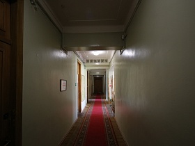 Длинный коридор с красной дорожкой