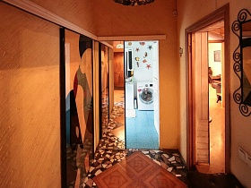 зеркальные выдвижные двери в ванную комнату из длинного коридора с мозаичной плиткой на полу современной семейной дачи
