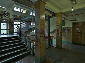 расписанные колонны, стены и панели на лестничной площадке комунального общежития