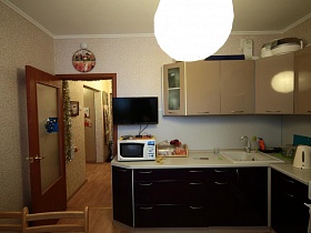 светло бежевые обои просторной кухни в новом жилье по программе реновации