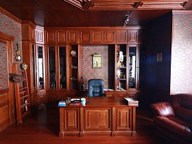 деревянный стол и мебель в дорогом кабинете особняка