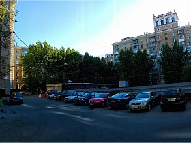 припаркованные машины во дворе сталинского дома