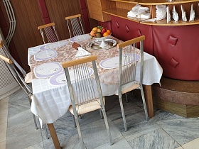 белая ваза с фруктами на заказном сервированном столике в уютном месте просторной столовой СССР за барной стойкой