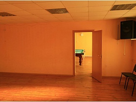 бильярдный стол через открытую дверь школьной учебной комнаты персикого цвета в деревне