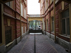Узкая улочка с железными воротами