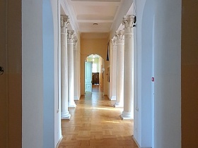 Длинный коридор с колоннами в старой усадьбе для съемок