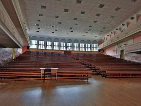 Аудитория в советском институте для съемок