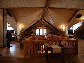 общий вид просторного зала на мансарде ресторана с деревянной крышей, под старинные терема