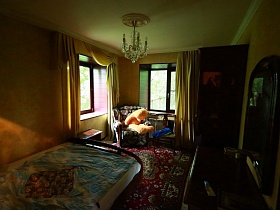два окна и кровать в спальне