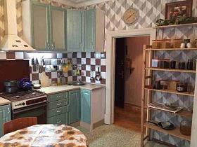 кухонные аксессуары на фартуке с шахматной плиткой зеленой мебельной стенки с бежевой столешницей, газовой плитой и навесными шкафами кухни кв 27