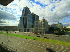 вид на важную транспортную магистраль города на Садовом из простой квартиры в многоэтажке
