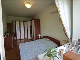 фотографии в рамочках на широком подоконнике в светлой спальне простой квартиры на Садовом
