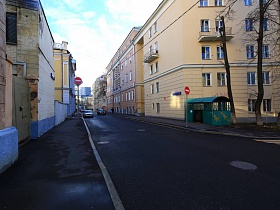 улица между пятиэтажками окрашенными в желтые краски на пересечении Трехсвятительского и Хитровского переулков