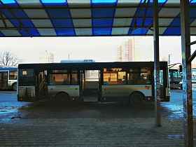 пассажирский рейсовый пригородный автобус на площадке автобусной станции