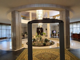 Необычный холл отеля в круглом стиле