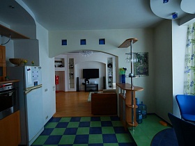 Пол в шашечку синий и зеленый с видом в гостиную в Куркино