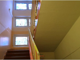 лестница с яркими перилами на второй этаж