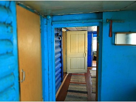 деревянные стены комнат жилого дома, окрашенны в голубой и синие цвета