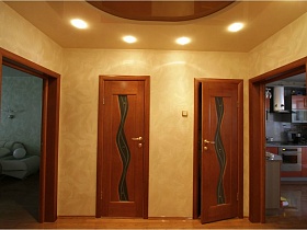 деревянные двери с рельефным стеклом в санкомнаты в просторном холле простой двушки
