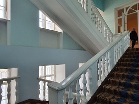 Мраморная лестница в Усадьбе с красивыми белыми периллами