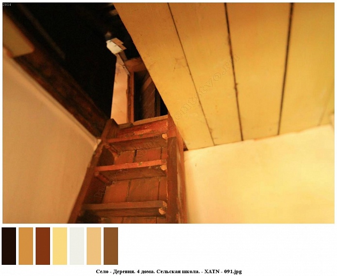 деревянная коричневая наклонная лестница на чердак жилого сельского дома