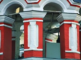 арочные переходы между красными с белым квадратными колонами светлого здания на филипповском переулке