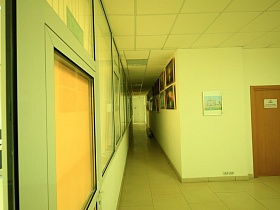 длинный коридор с картинами на стене