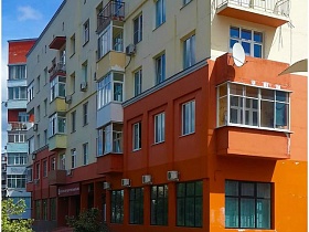 пятиэтажный дом с оригинальным сочетанием цветов