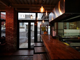 длинная деревянная барная стойка в стиле Фаст Фуда крафтового кафе