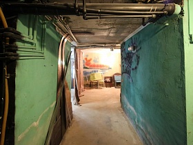 длинный коридор в подвале в мастерскую