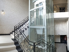 лофт стекло колодец в стиле хай тек в светлом современном ухоженном подъезде кирпичного жилого дома