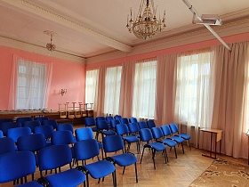 Синие стулья в актовом зале усадьбы