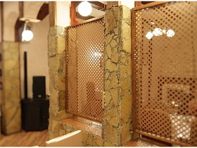 деревянные решетчатые сетки на арочных окнах разделяющей стены двух залов простого уютного кафе
