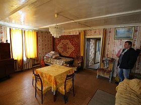 желтые шторы и желтая плюшевая скатерть на квадратном столе гостиной дачи СССР